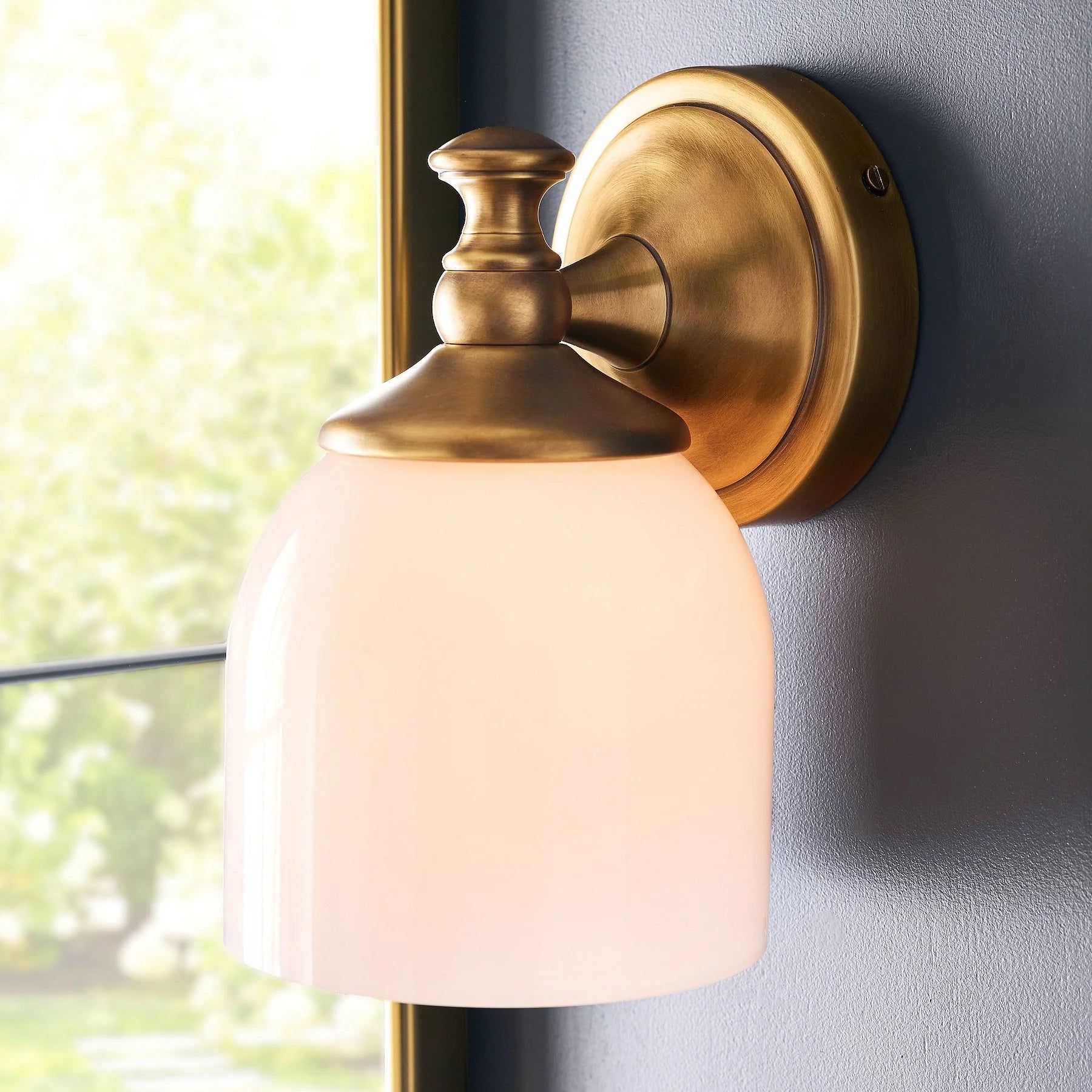 Antike_Messing_Milchglas_Wandleuchte_10_f96eac1f-9482-462b-b9fe-3e62b02e21dc.webp__PID:29e44c97-e1f8-44f2-baf7-fc6c7be98af4