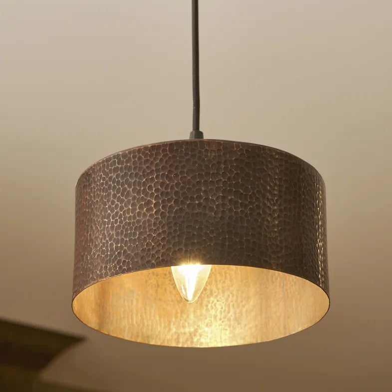 Lampada a sospensione a tamburo in rame martellato vintage Cedric (3).webp__PID:3c4b7621-3c2a-4a7d-bbdd-44701bcaeed0