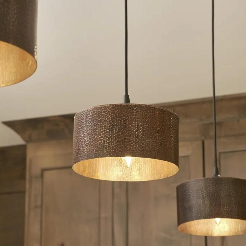 Lampada a sospensione a tamburo in rame martellato vintage Cedric (8).webp__PID:f9caf17e-4572-45c1-b20a-553c4b76213c