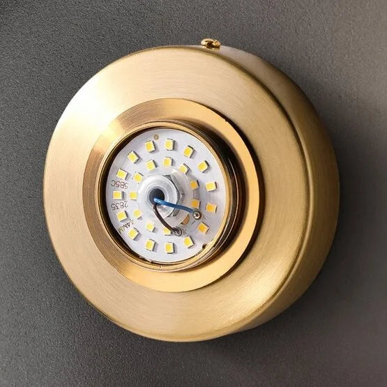 dettaglio metallo led.webp__PID:3fa443ef-7221-4625-812c-400817a16970