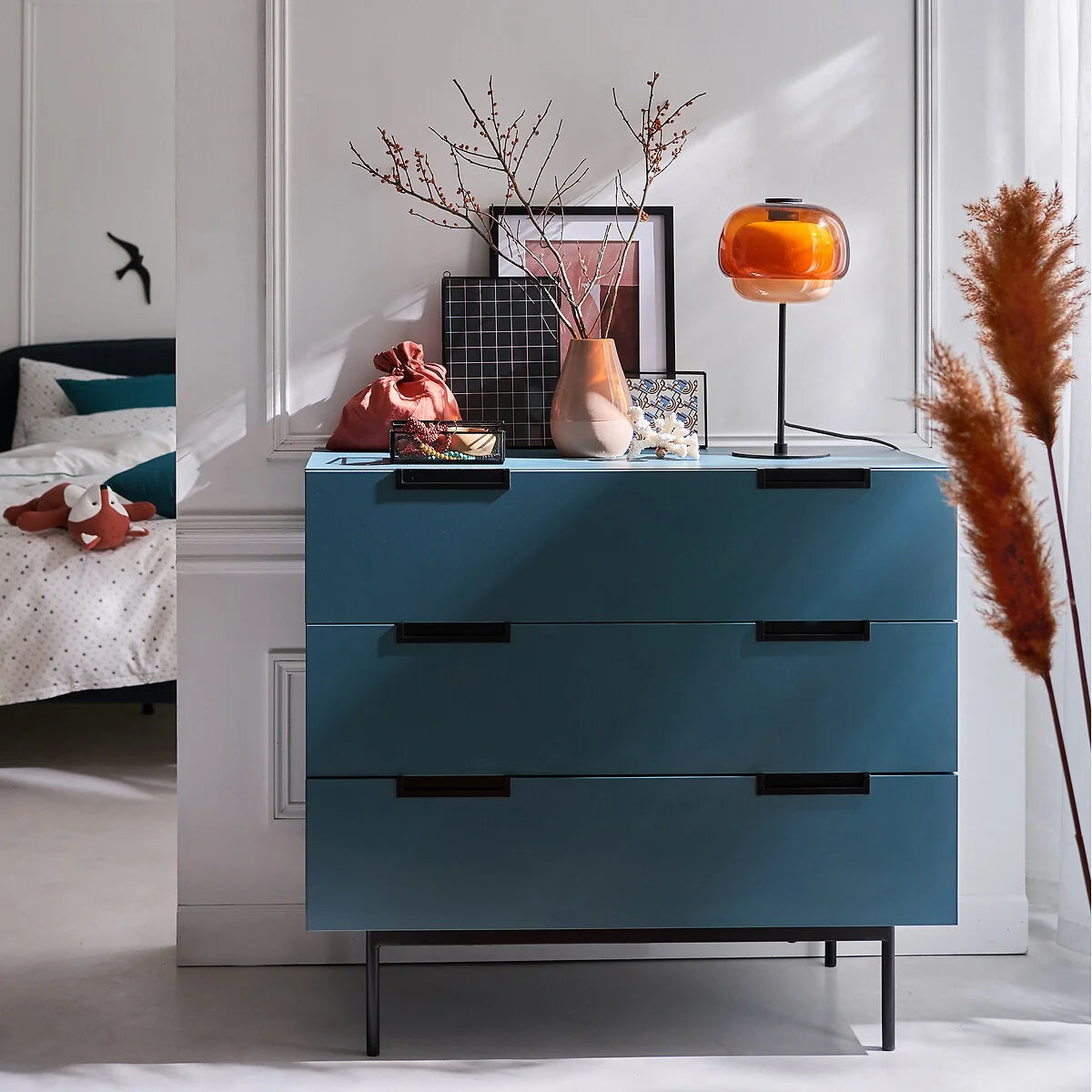 Elvrynor Nordic Colorful Glass Table Lamp scene2.webp__PID:c20b8839-5705-41af-87d7-defd879768b6
