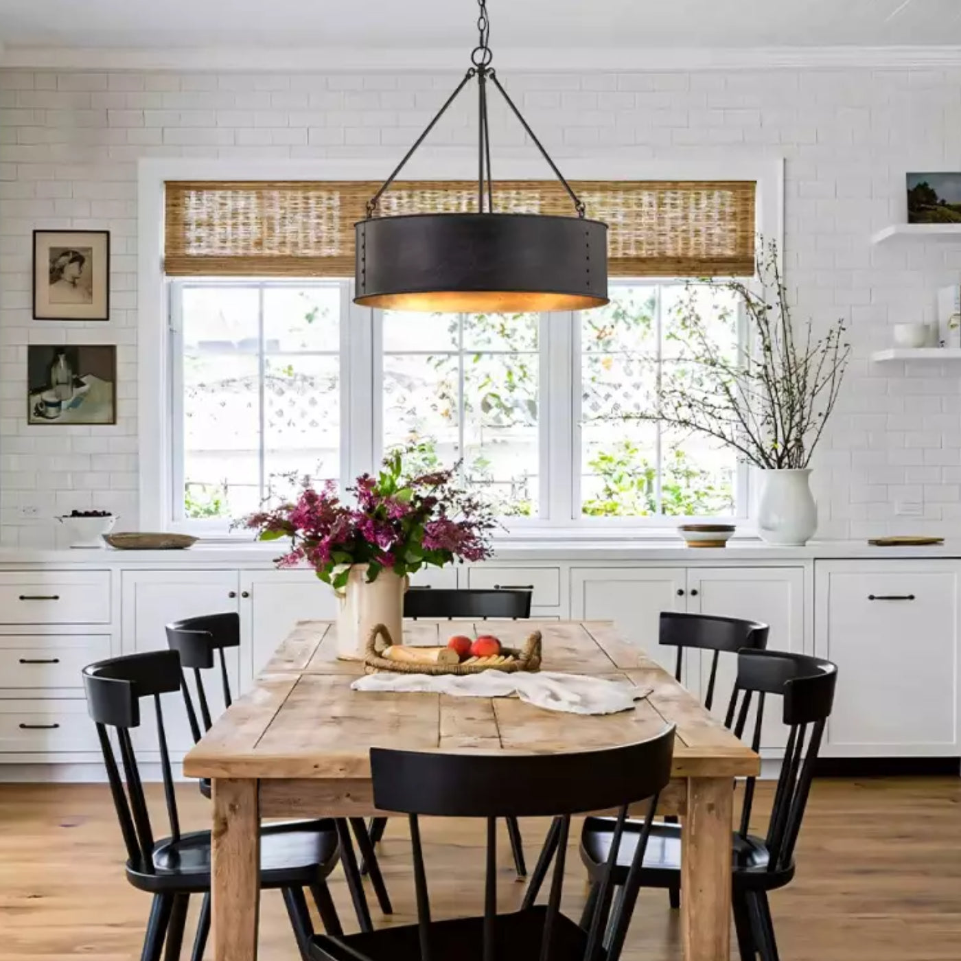 Grayson industriële metalen zwarte trommel hanglamp scene1.webp__PID:c1ba166c-7abe-4c98-8dc1-b0964b79e53b