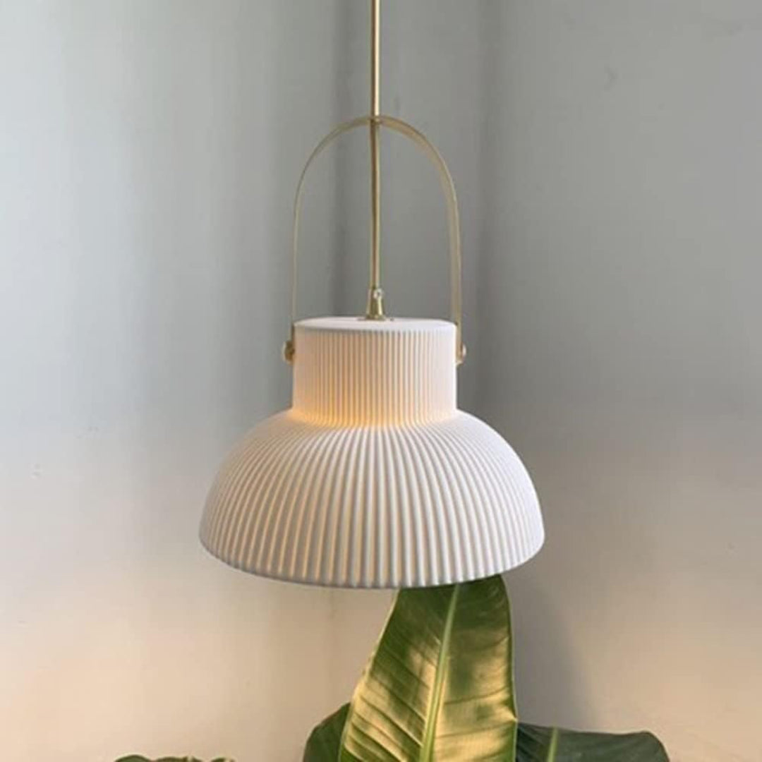 Lampada a sospensione moderna Avery con campana in ceramica a coste C.webp__PID:dbe61ed0-d4b7-4f12-b15d-3e6b05445e77