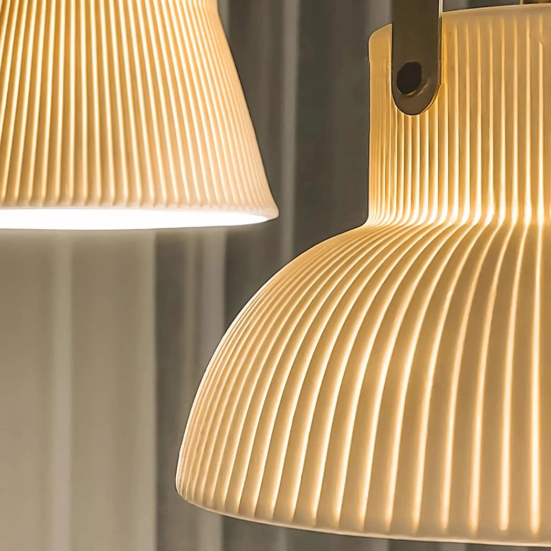 Lampada a sospensione moderna Avery con campana in ceramica a costine dettaglio4.webp__PID:b97ef753-7021-4e2e-b5ea-c3ab474290cd
