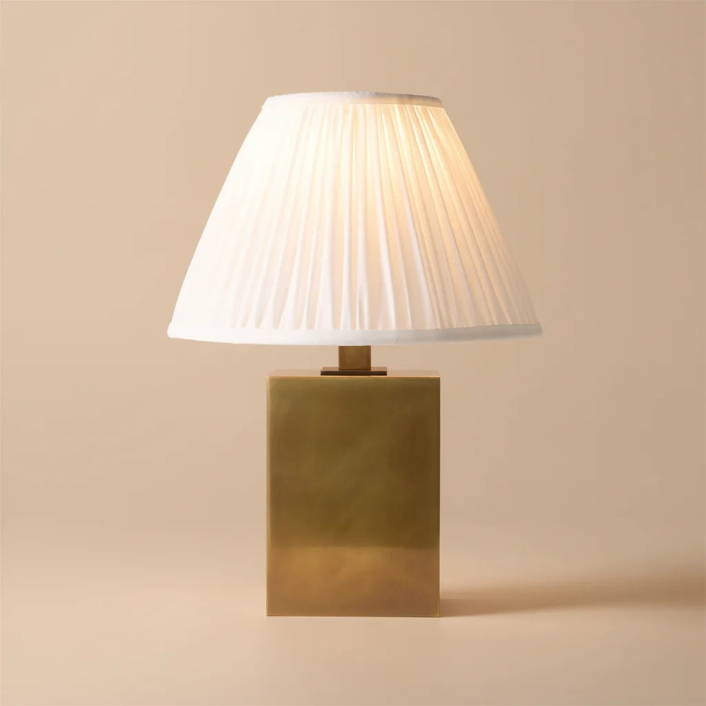 Blair Classic Brass Cone Tischlampe 2.webp__PID:b0a1bf5a-3895-4fec-a203-132cbc721dc0
