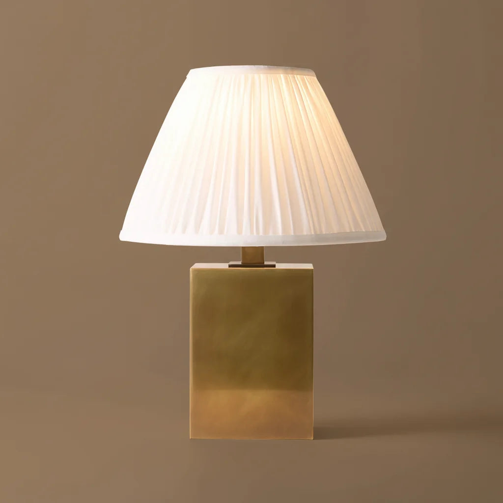 Blair Classic Brass Cone Tischlampe 3.webp__PID:a1bf5a38-95ff-4ca2-8313-2cbc721dc072