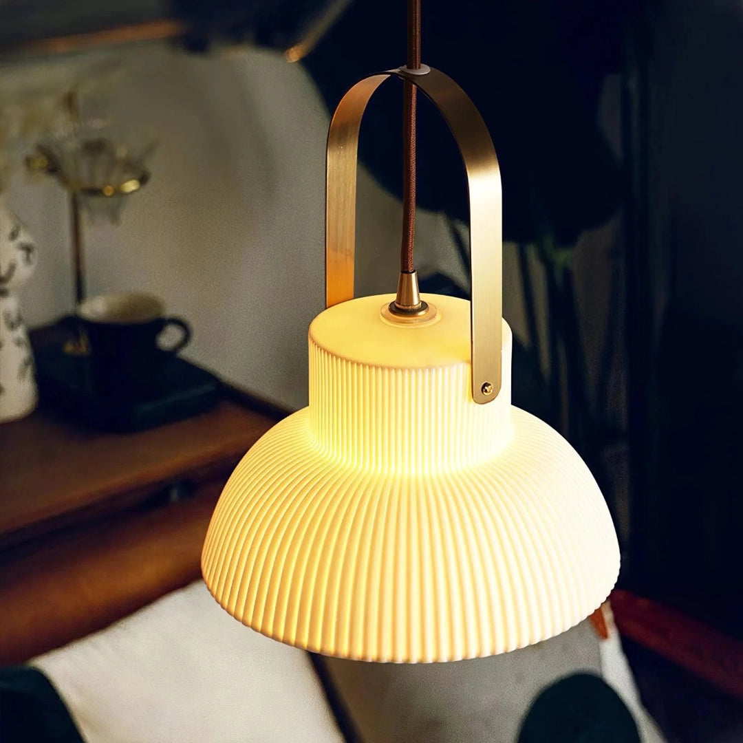 Lampada a sospensione moderna Avery con campana in ceramica a coste C4.webp__PID:59cc373c-29bd-4b1b-bc38-67af50f45659