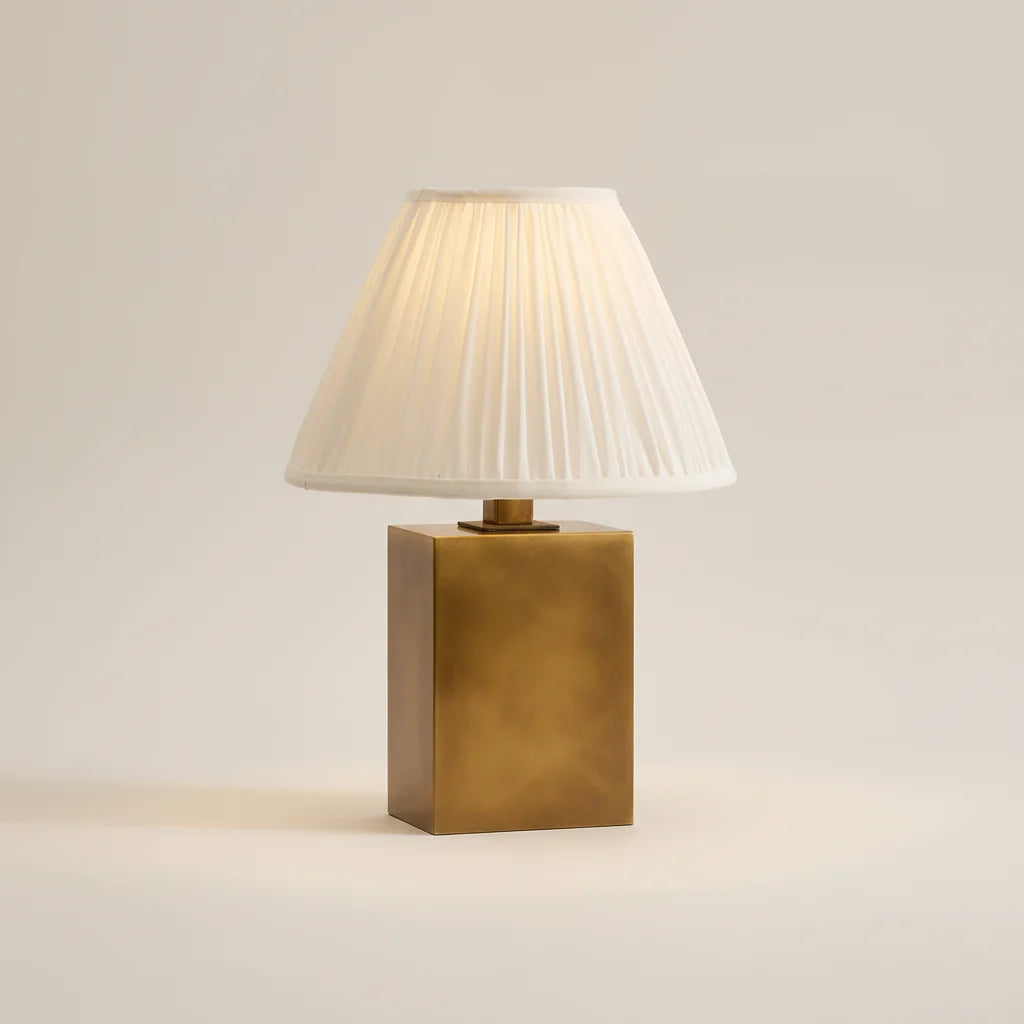 Blair Classic Brass Cone Tischlampe 1.webp__PID:fdb0a1bf-5a38-45ff-aca2-03132cbc721d