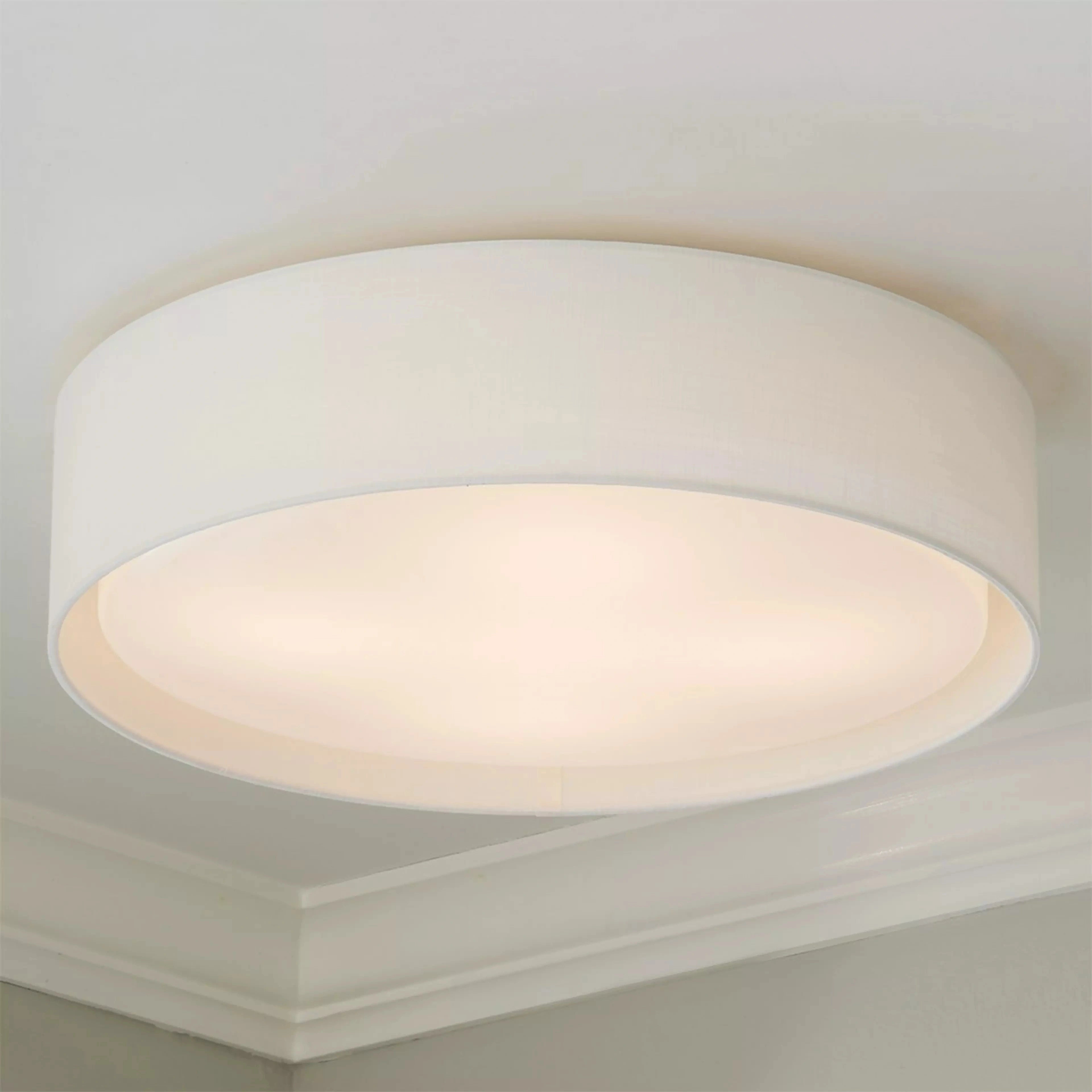 Shelby Modern Slim Shade LED-Deckenleuchte zur flächenbündigen Montage, weißes Leinen on.webp__PID:31c825c3-f5f2-429c-8c79-73d4c37ef734