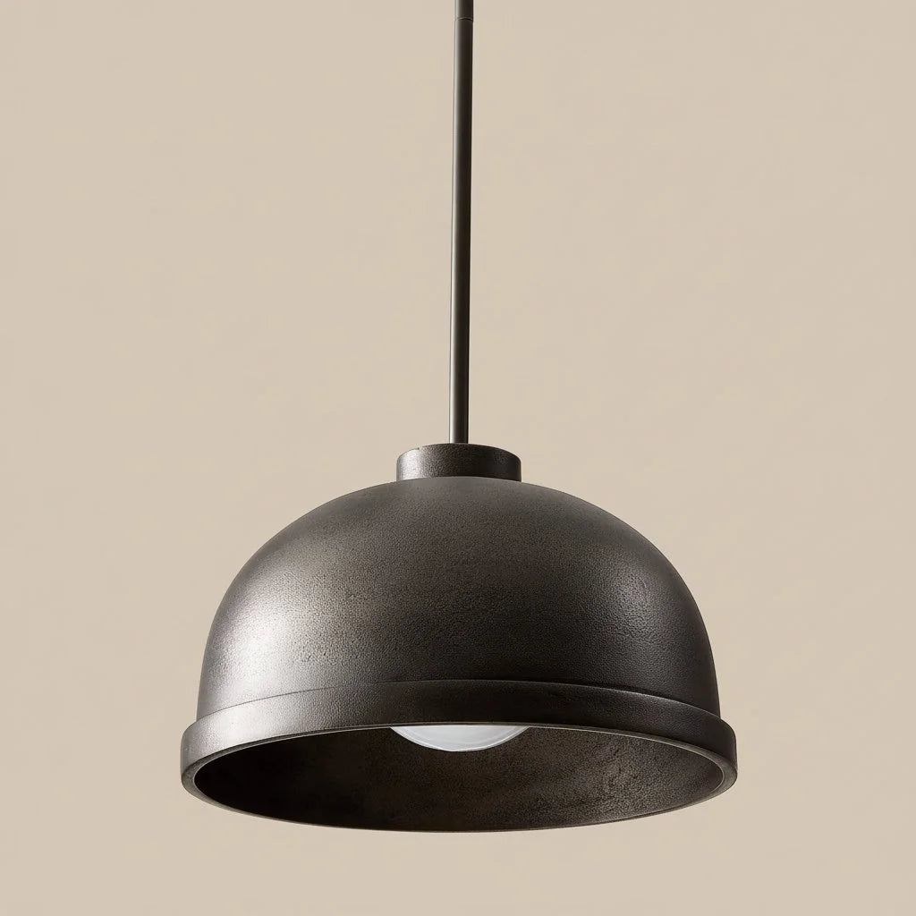 Lampada a sospensione a cupola in alluminio pressofuso Mabel nero 4.webp__PID:da66497b-ac6e-487c-b8d3-a7a94ab01f28