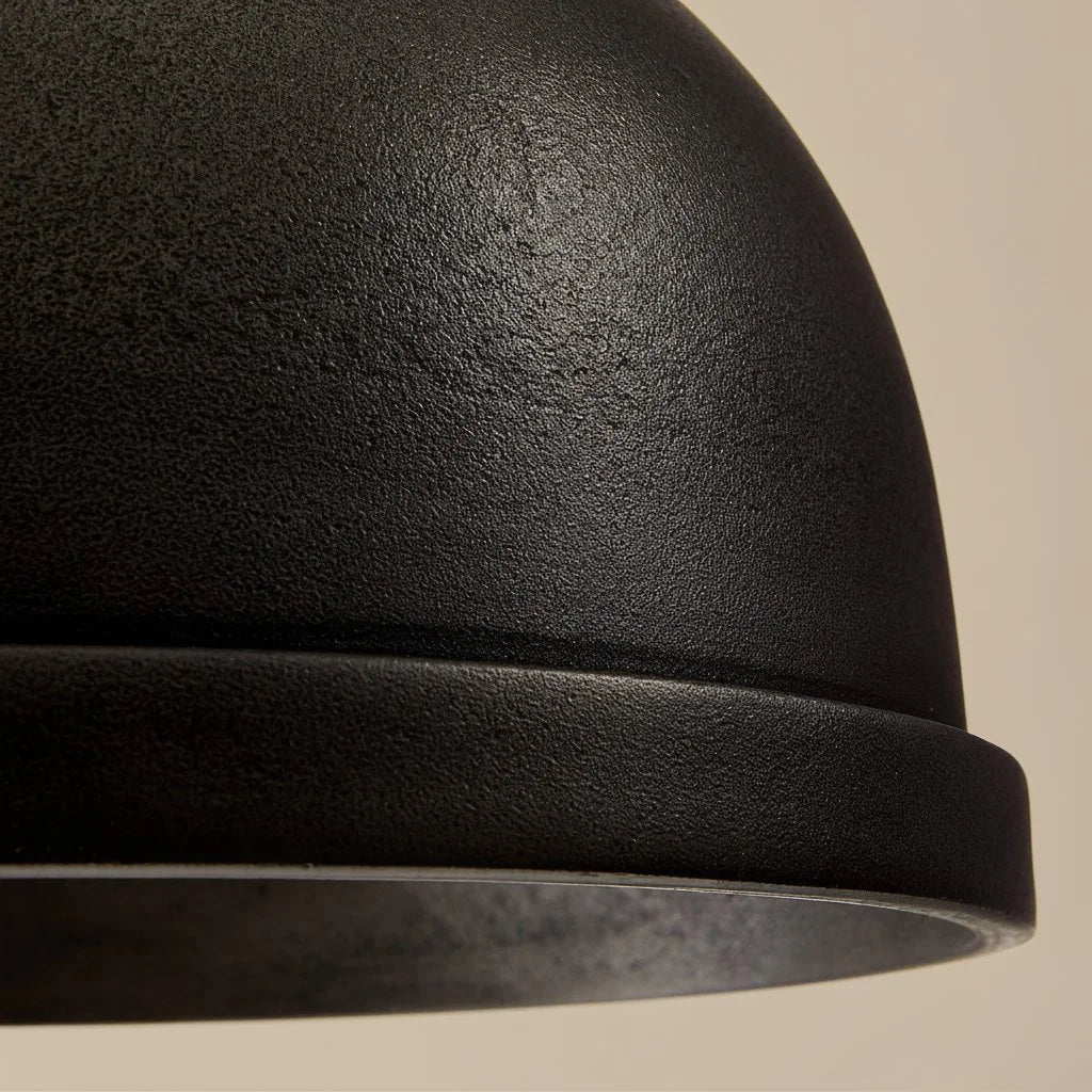 Lampada a sospensione a cupola in alluminio pressofuso Mabel nero 3.webp__PID:0ada6649-7bac-4ef8-bcf8-d3a7a94ab01f