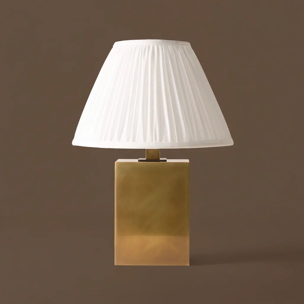 Blair Classic Brass Cone Tischlampe 4.webp__PID:bf5a3895-ffec-4203-932c-bc721dc07220