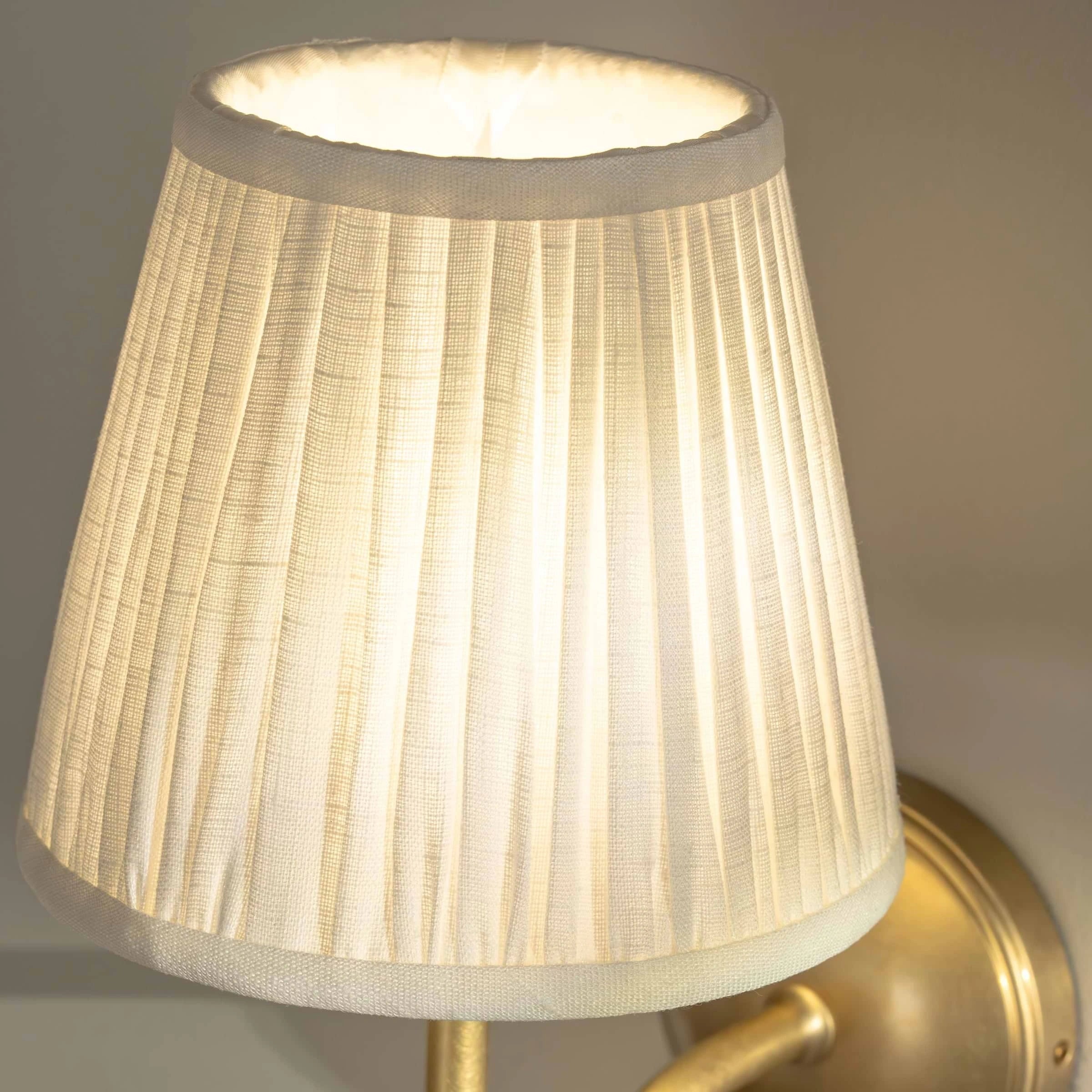 Lampada da parete plissettata in cotone lino vintage Valkeryn16.webp__PID:c220c6ba-c72c-4c4d-8af4-18f84e938015