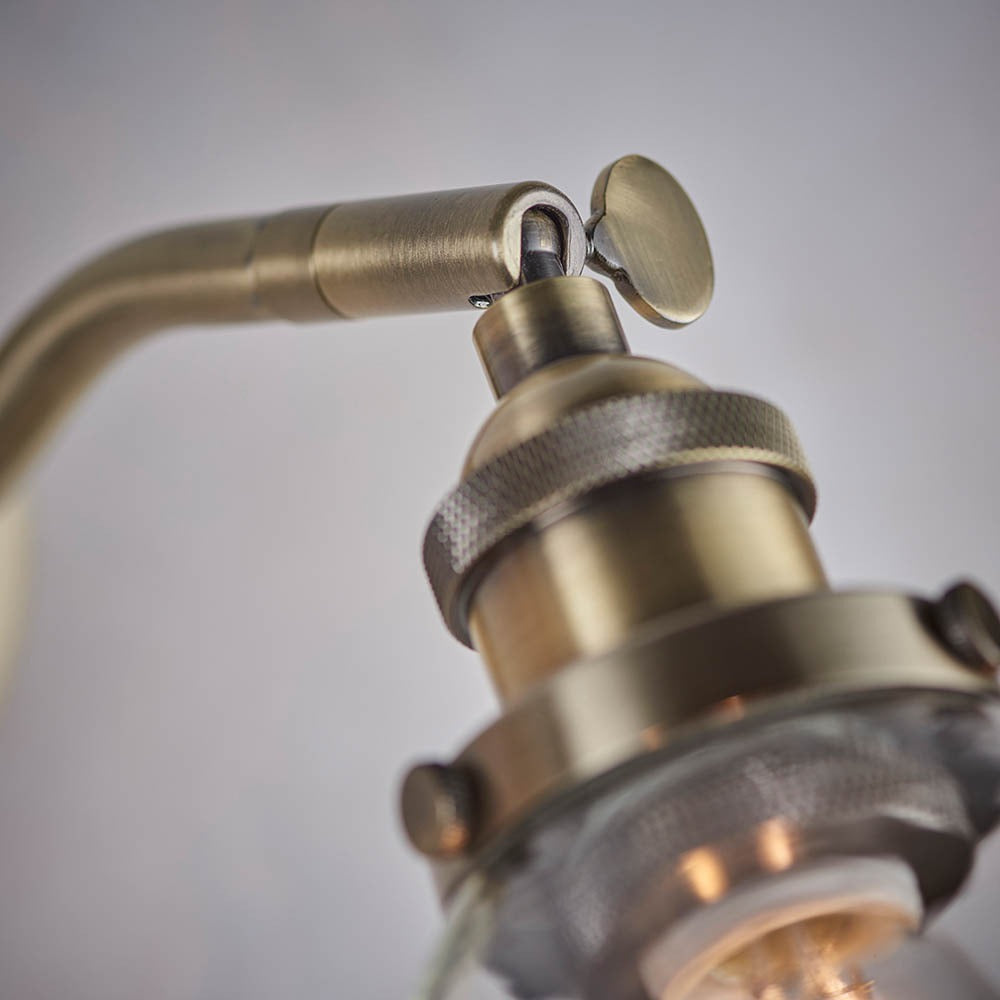 Griffin industriële verstelbare glazen wandlamp3.webp__PID:7f317a69-5b7c-4249-8667-e7ffd5d0ea3c